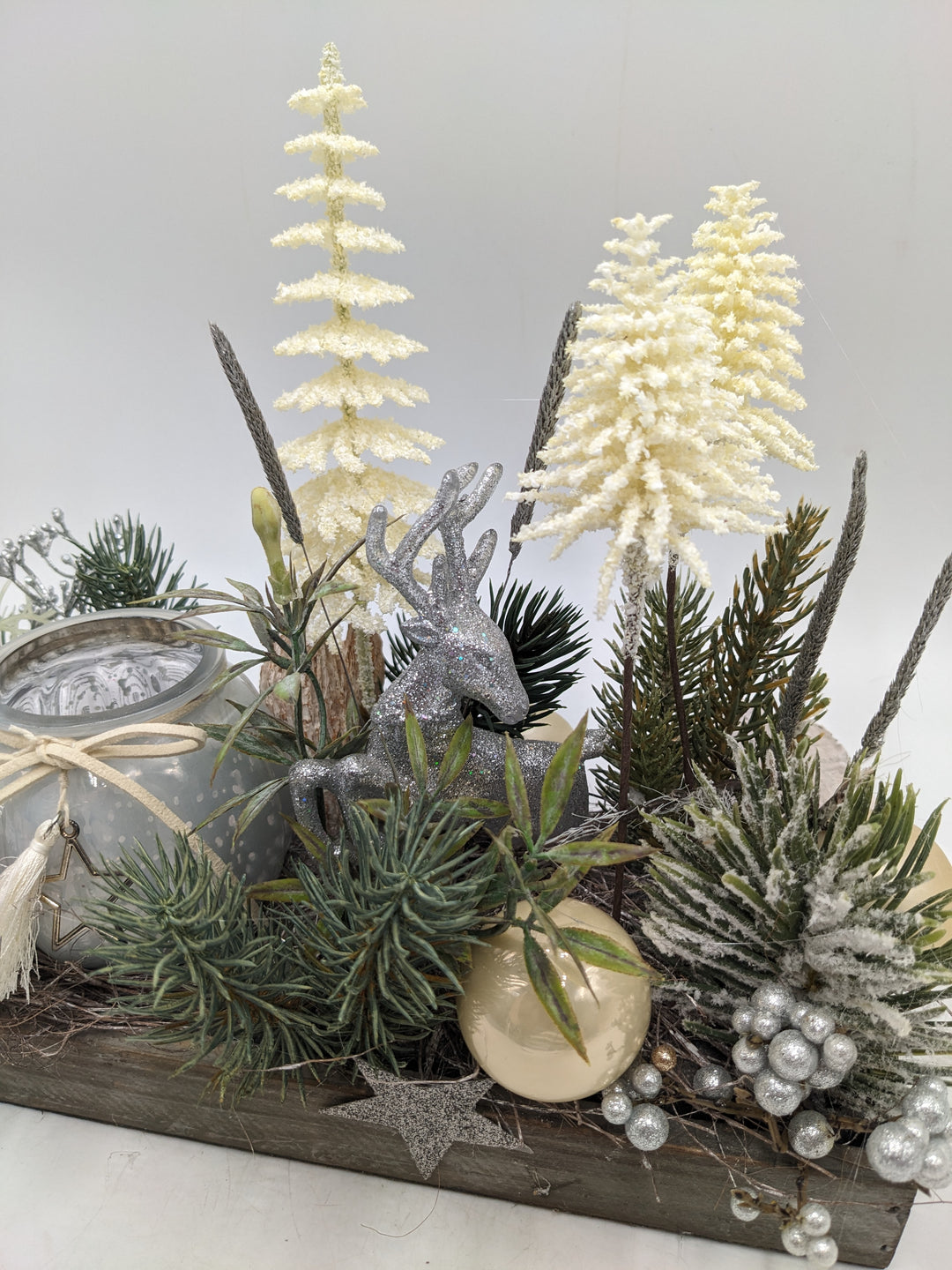 Wintergesteck Weihnachtsgesteck Teelicht Hirsch Bäume silber