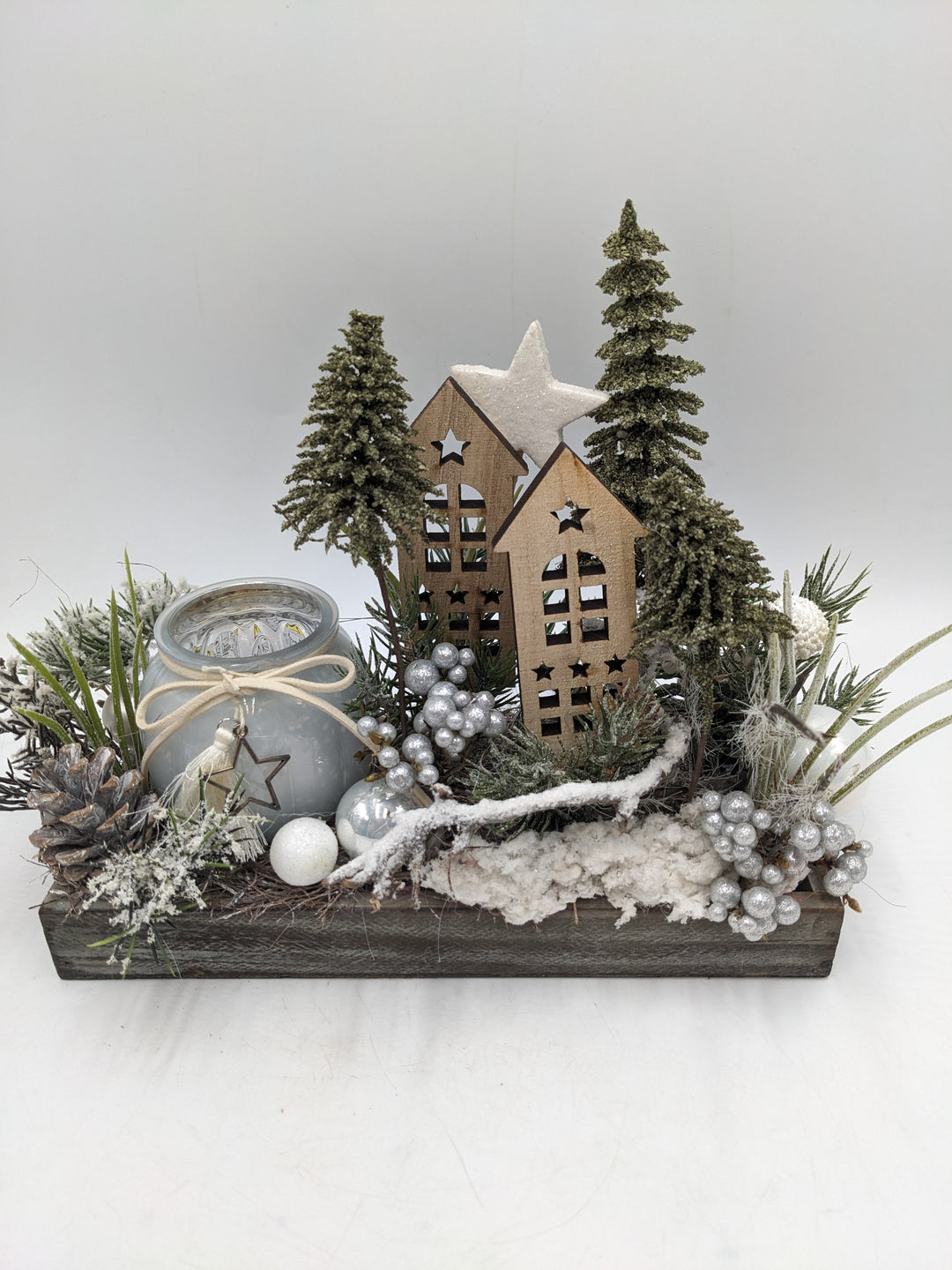 Wintergesteck Weihnachtsgesteck Teelicht Häuser Bäume
