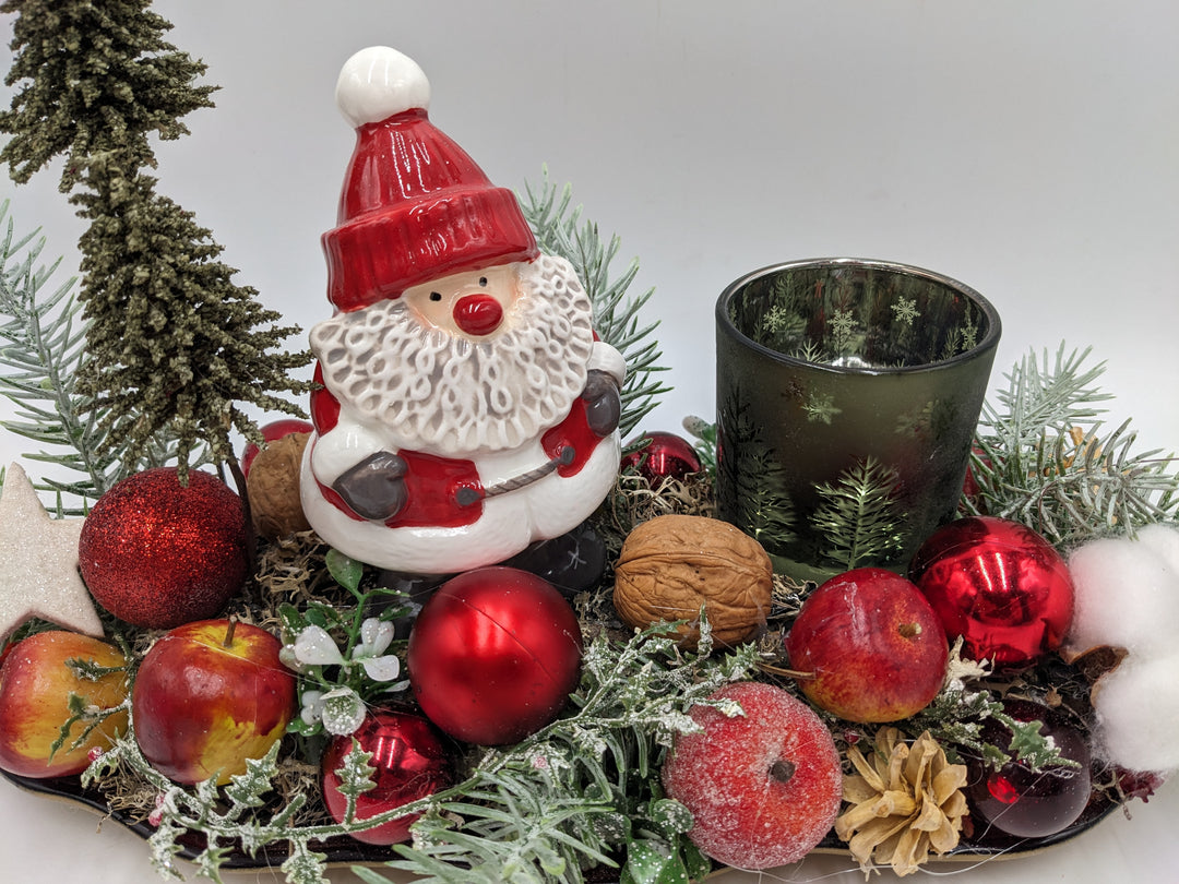 Weihnachtsgesteck Teelicht Äpfel Weihnachtsmann Bäume