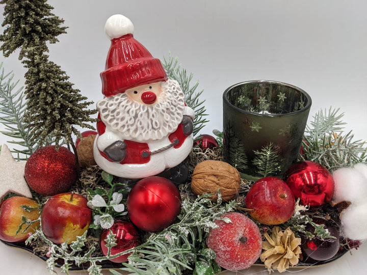 Weihnachtsgesteck Teelicht Äpfel Weihnachtsmann Bäume