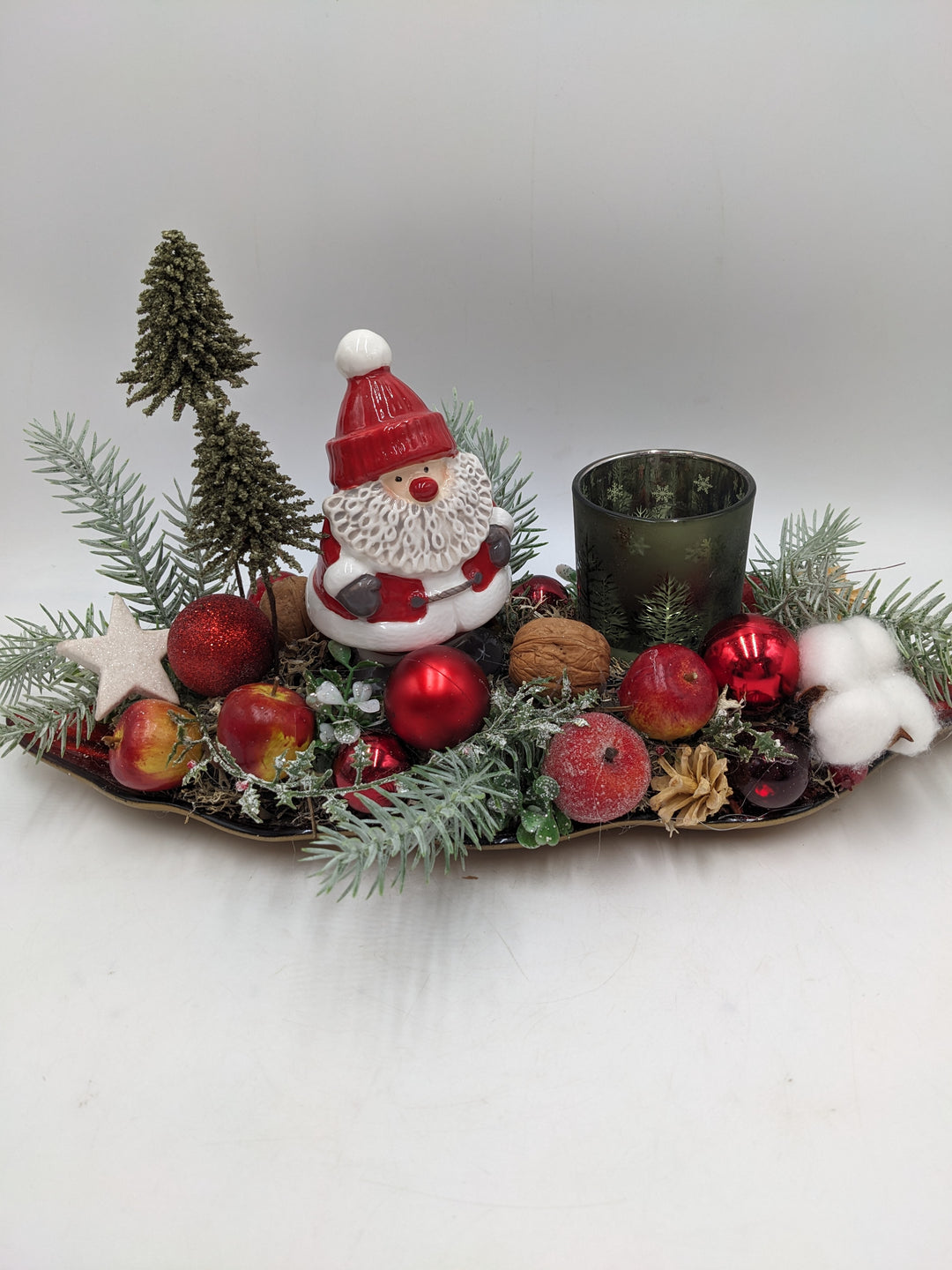 Weihnachtsgesteck Teelicht Äpfel Weihnachtsmann Bäume