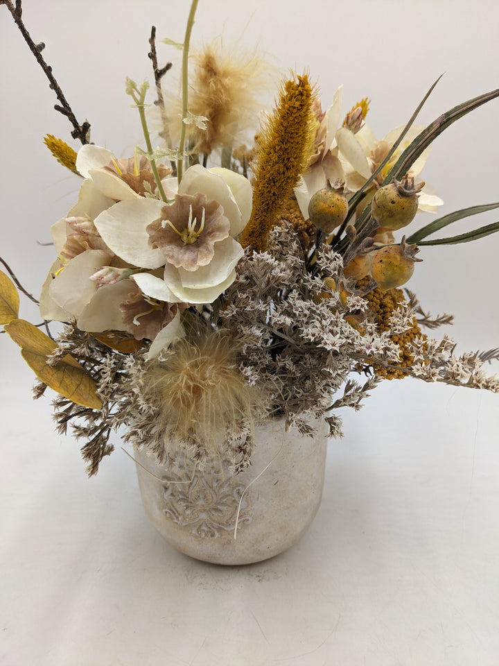 Herbstgesteck Amaryllis Gräser creme