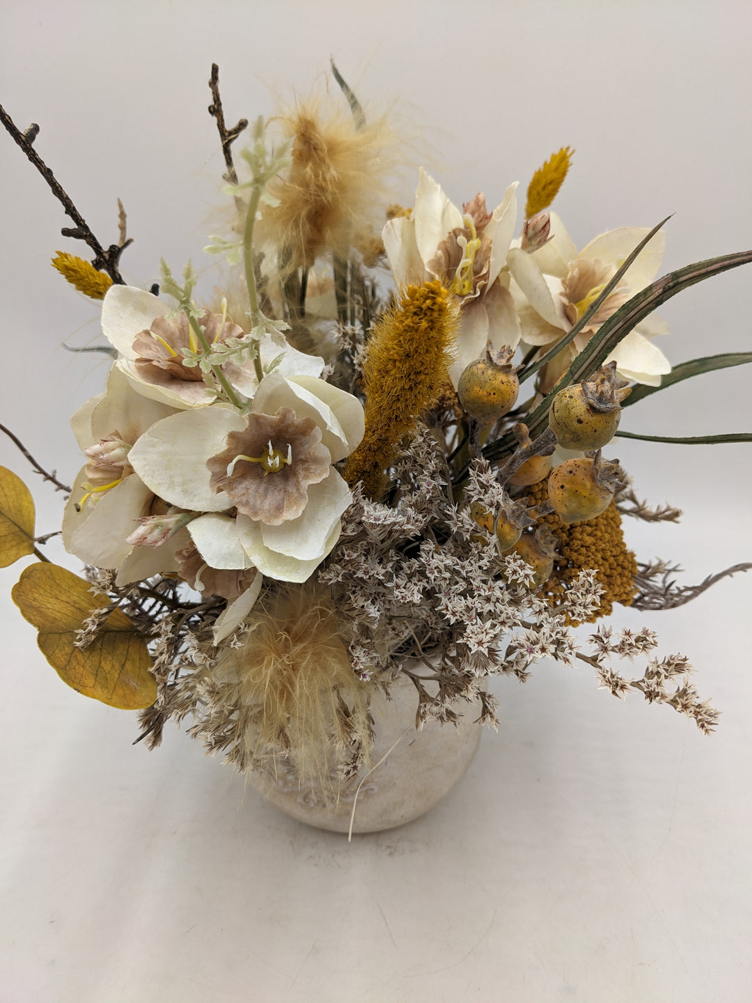 Herbstgesteck Amaryllis Gräser creme
