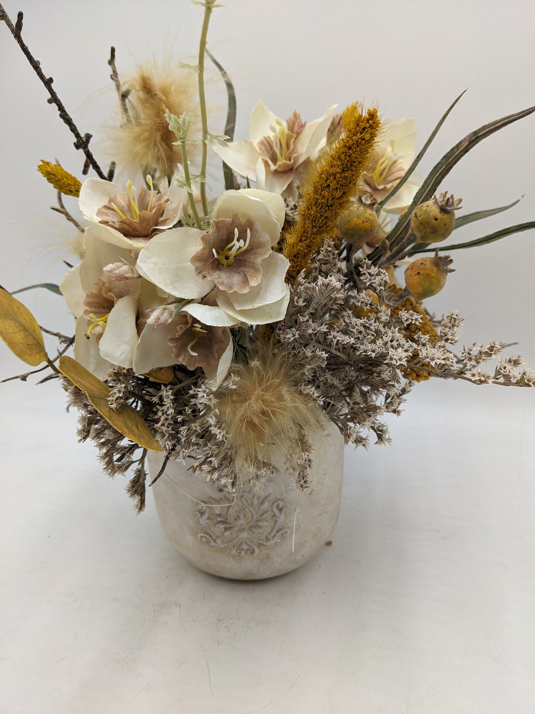 Herbstgesteck Amaryllis Gräser creme