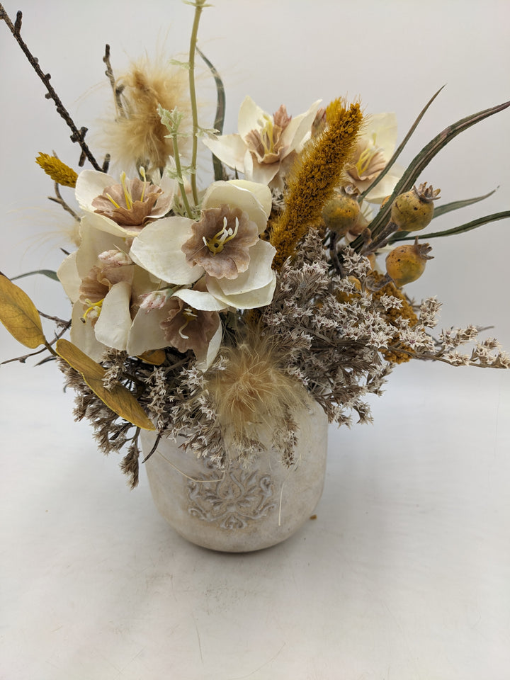 Herbstgesteck Amaryllis Gräser creme