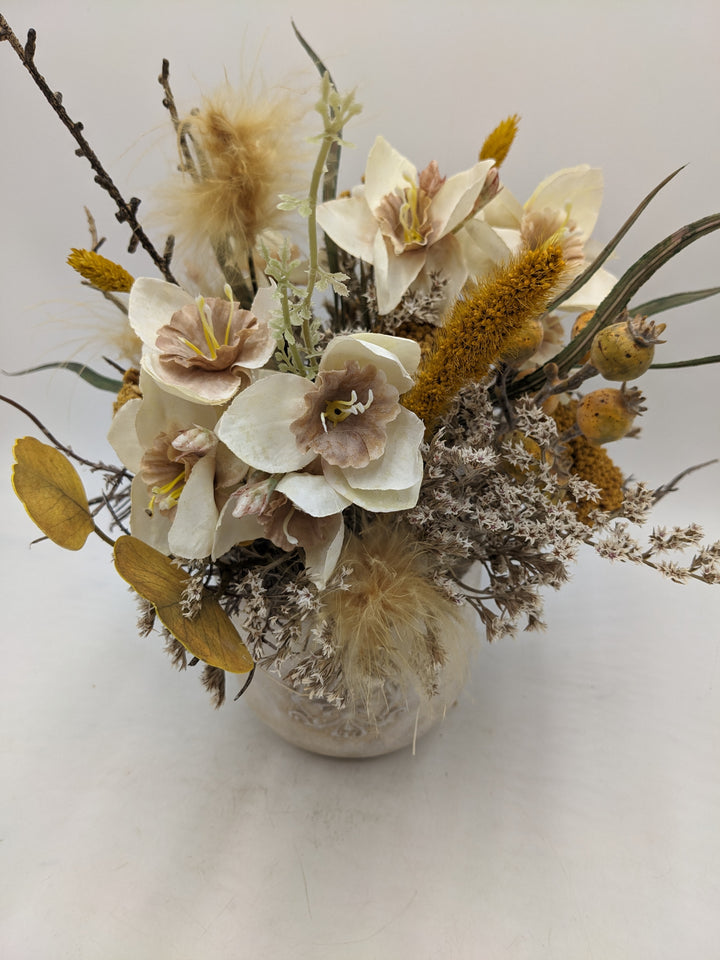 Herbstgesteck Amaryllis Gräser creme