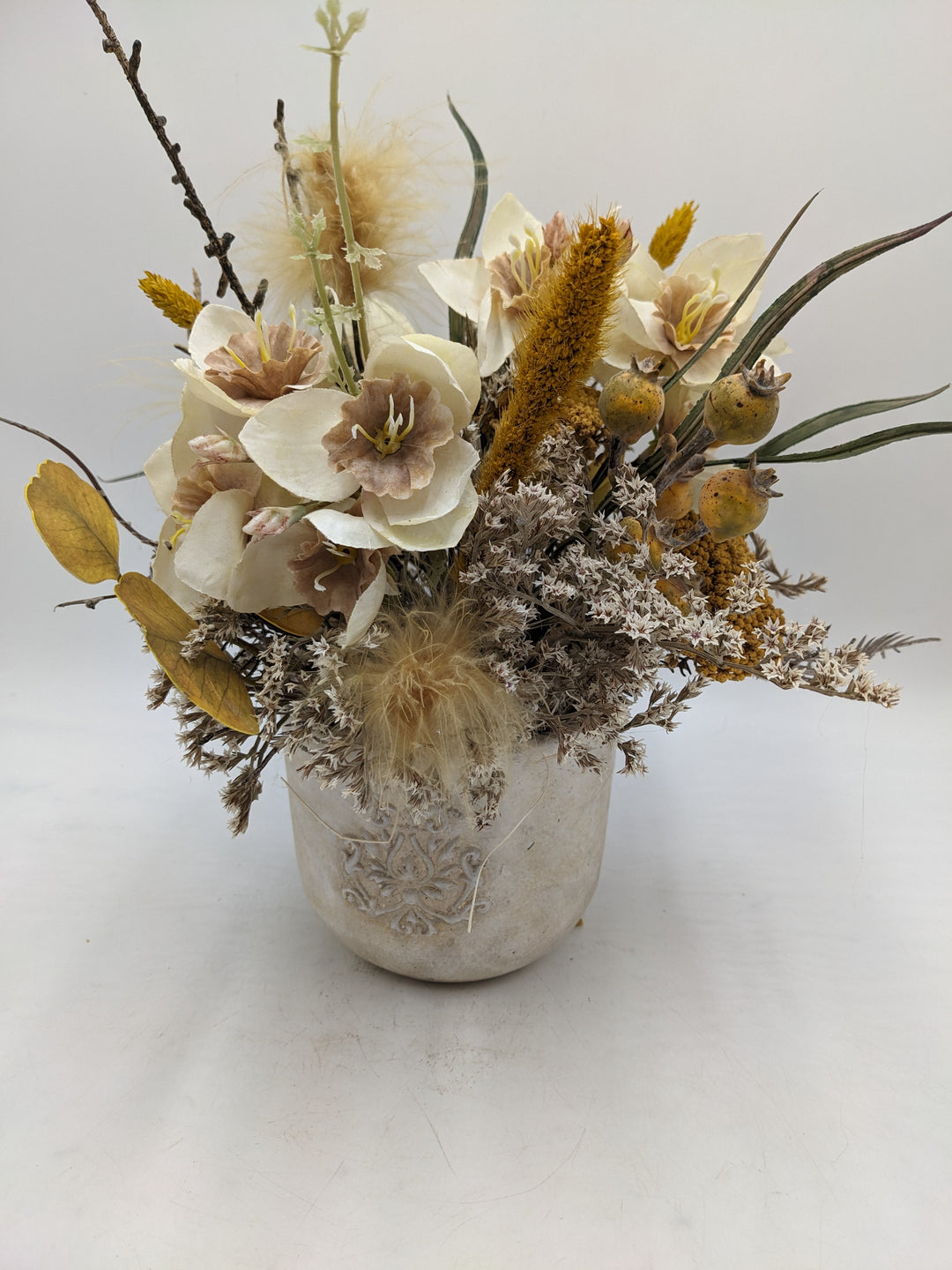 Herbstgesteck Amaryllis Gräser creme