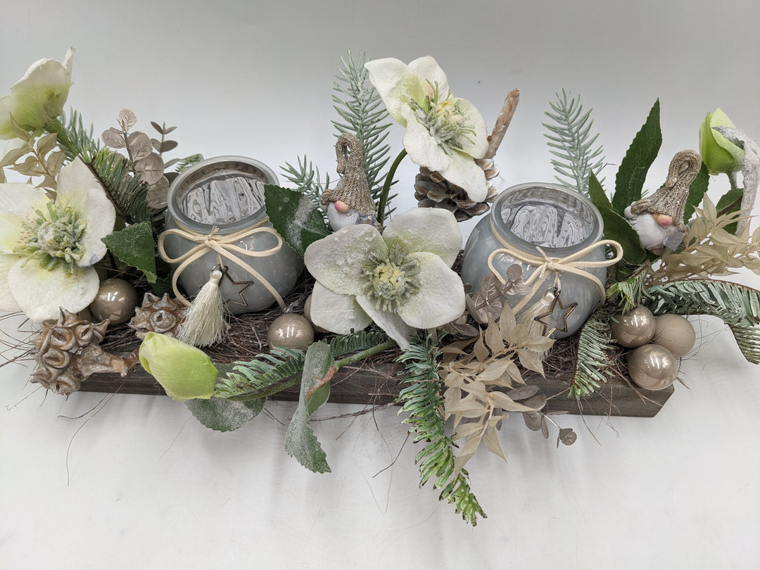 Weihnachtsgesteck Teelicht Christrose Wichtel weiss