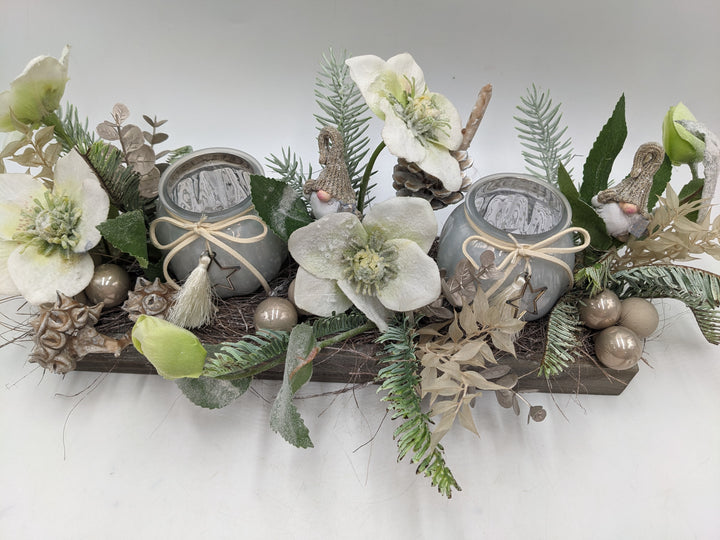 Weihnachtsgesteck Teelicht Christrose Wichtel weiss