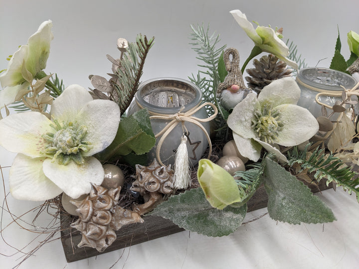 Weihnachtsgesteck Teelicht Christrose Wichtel weiss