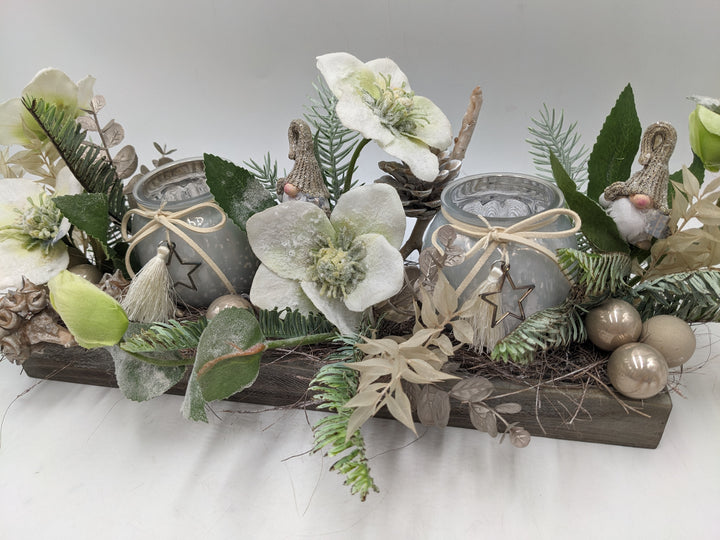 Weihnachtsgesteck Teelicht Christrose Wichtel weiss
