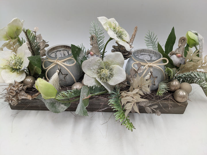 Weihnachtsgesteck Teelicht Christrose Wichtel weiss
