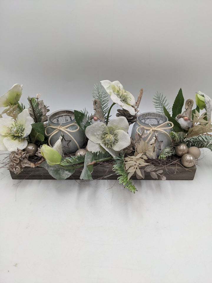 Weihnachtsgesteck Teelicht Christrose Wichtel weiss