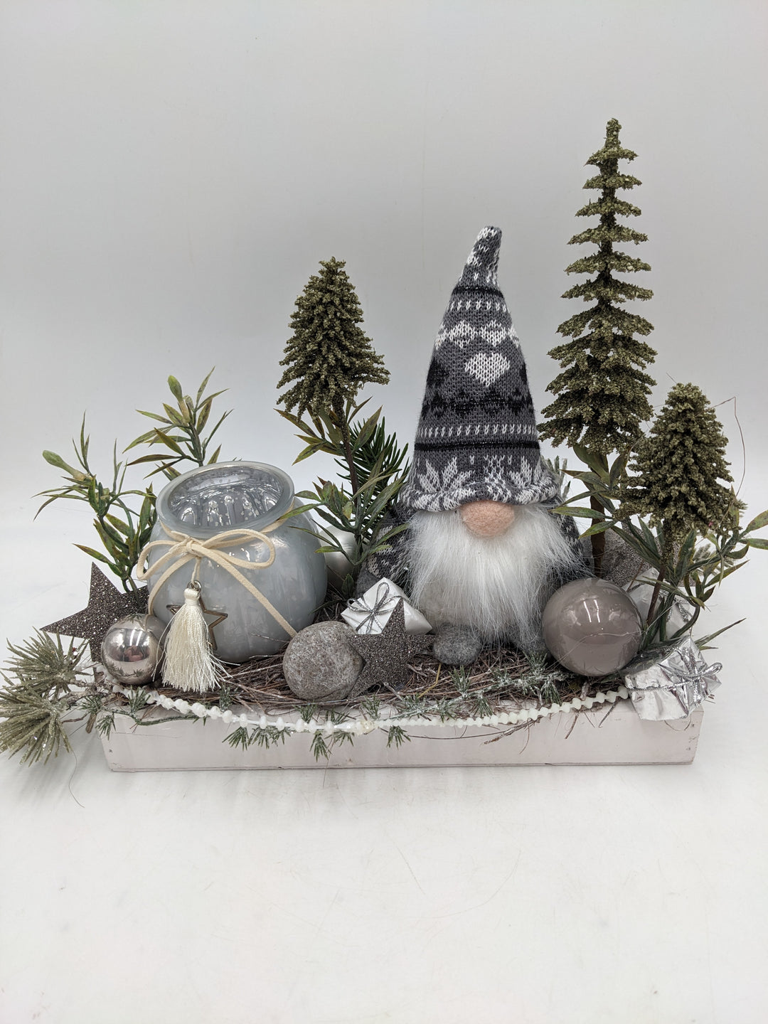 Weihnachtsgesteck Teelicht Wichtel Bäume weiss