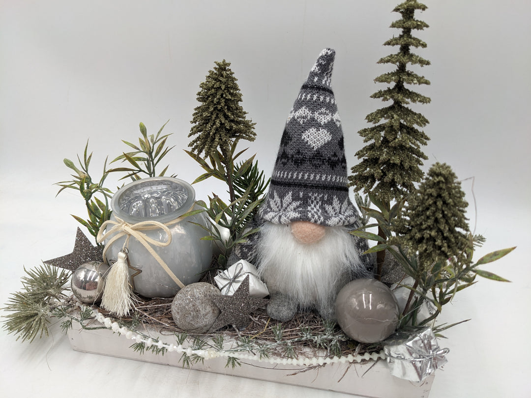 Weihnachtsgesteck Teelicht Wichtel Bäume weiss