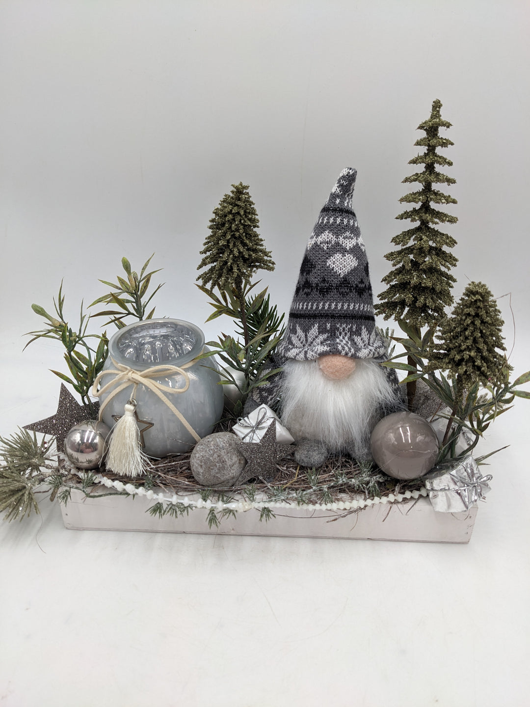 Weihnachtsgesteck Teelicht Wichtel Bäume weiss