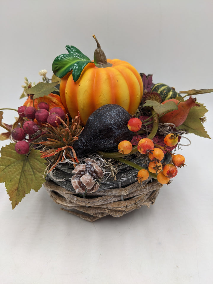 Herbstgesteck Kürbiskerze Beeren Pilze orange