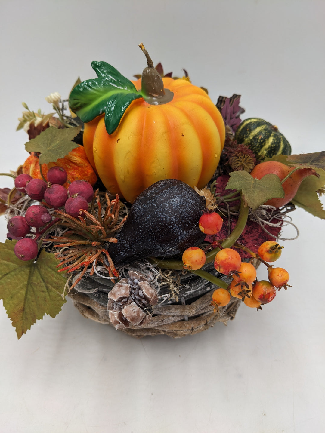 Herbstgesteck Kürbiskerze Beeren Pilze orange
