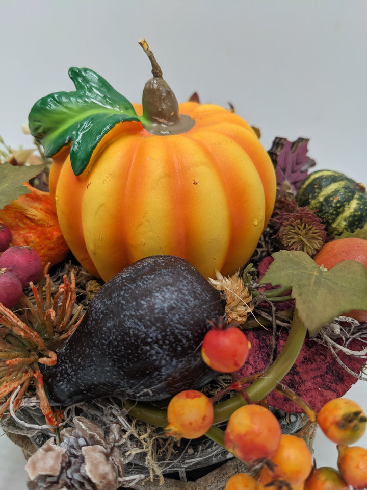 Herbstgesteck Kürbiskerze Beeren Pilze orange