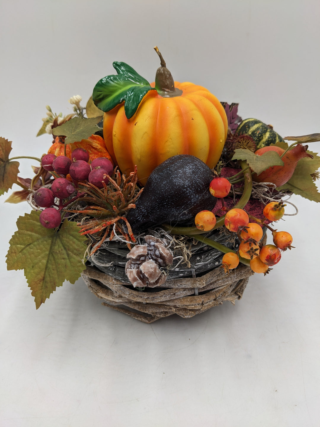 Herbstgesteck Kürbiskerze Beeren Pilze orange