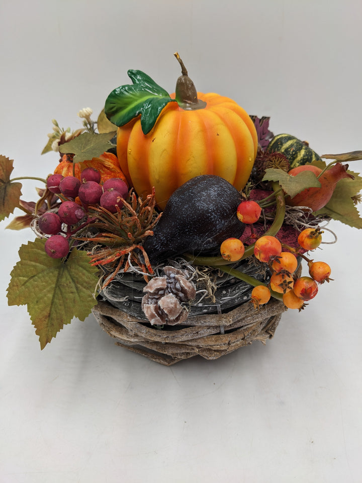Herbstgesteck Kürbiskerze Beeren Pilze orange