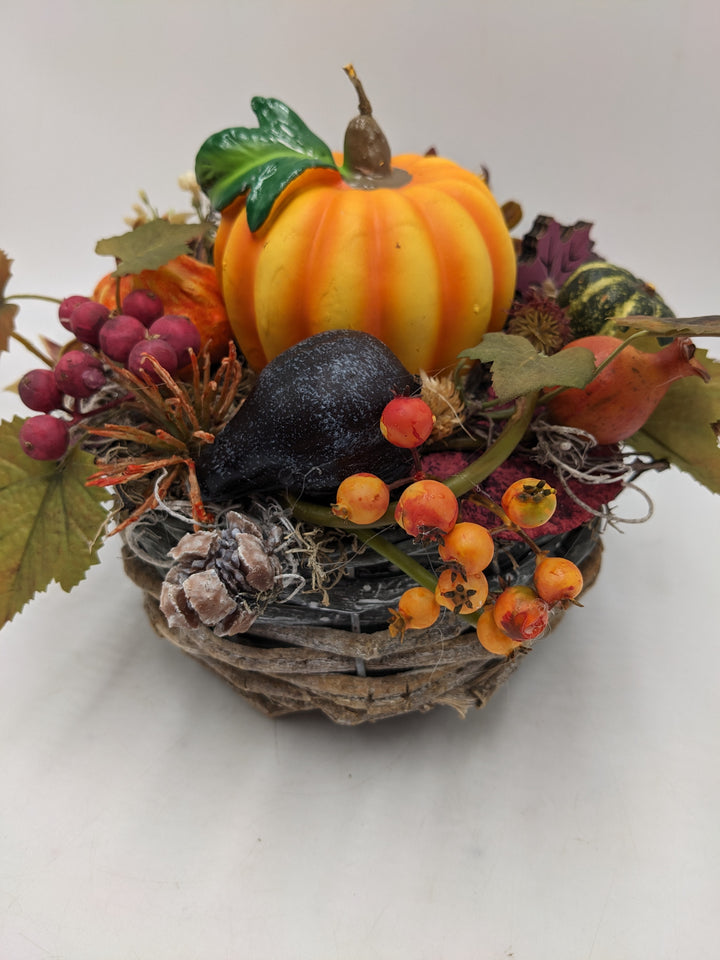 Herbstgesteck Kürbiskerze Beeren Pilze orange