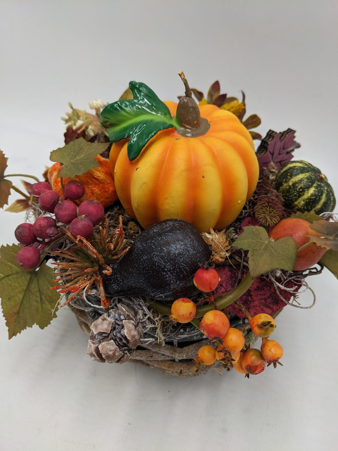 Herbstgesteck Kürbiskerze Beeren Pilze orange