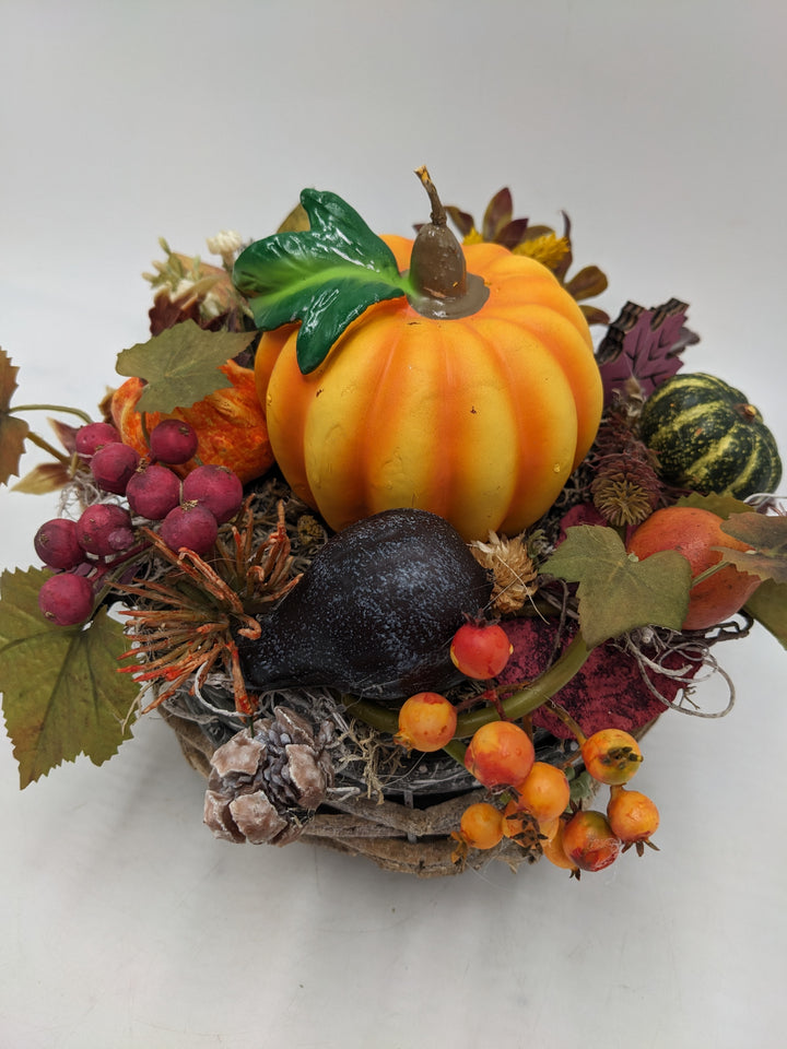 Herbstgesteck Kürbiskerze Beeren Pilze orange