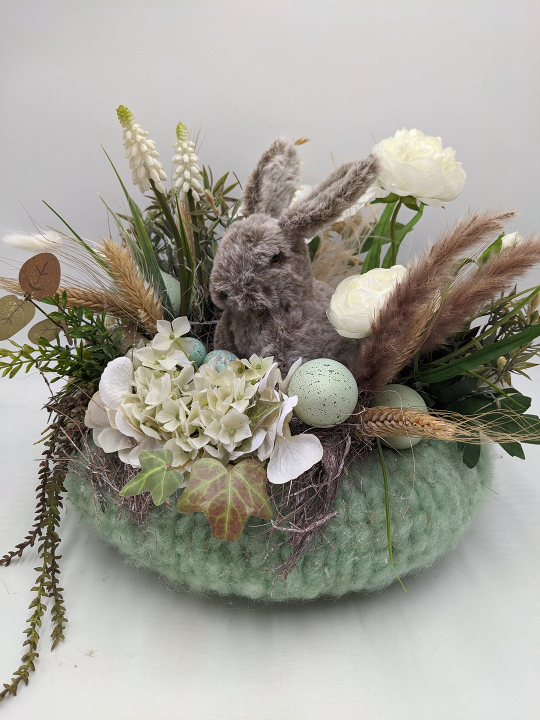 Ostergesteck Frühlingsgesteck Muscari Ranunkel mint weiss