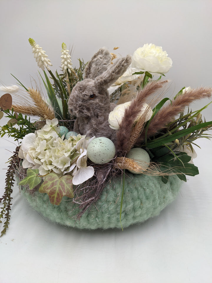 Ostergesteck Frühlingsgesteck Muscari Ranunkel mint weiss