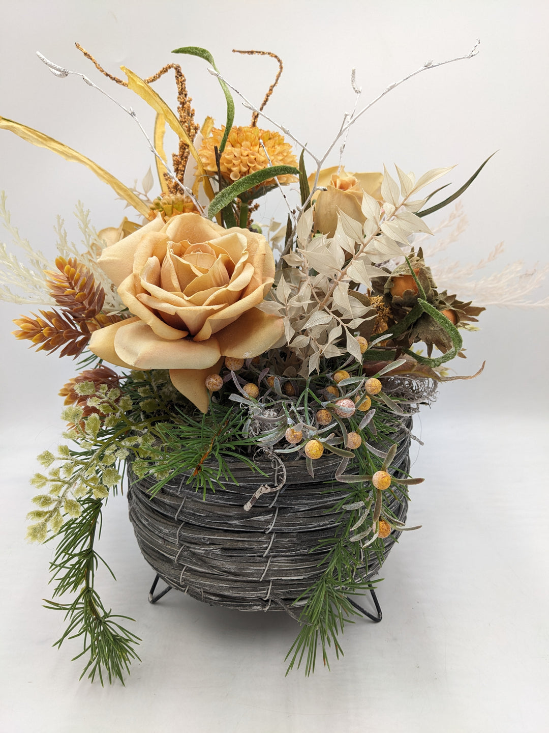 Sommergesteck Rosen Dahlie Beeren Haselnuss orange
