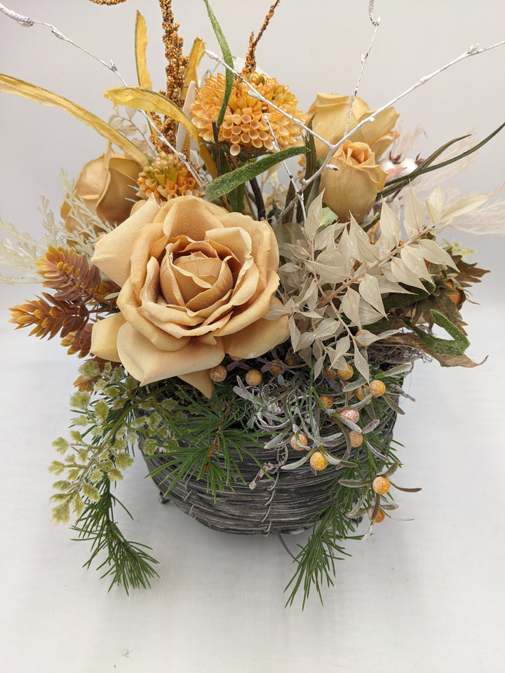 Sommergesteck Rosen Dahlie Beeren Haselnuss orange
