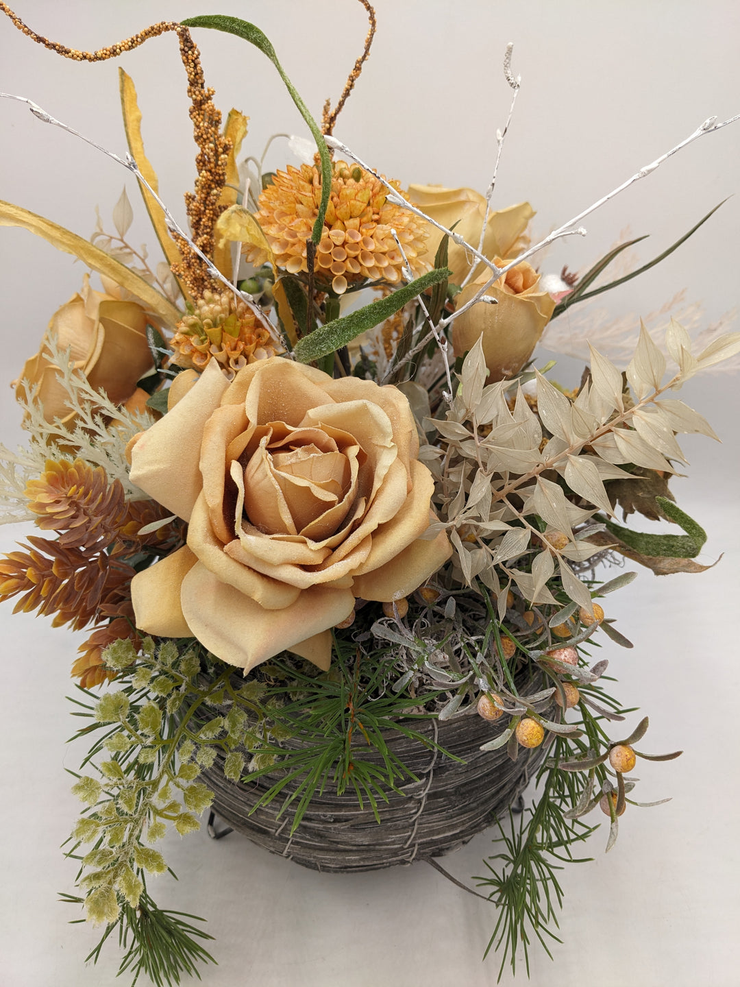 Sommergesteck Rosen Dahlie Beeren Haselnuss orange