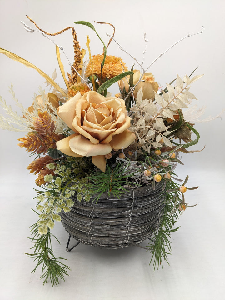 Sommergesteck Rosen Dahlie Beeren Haselnuss orange