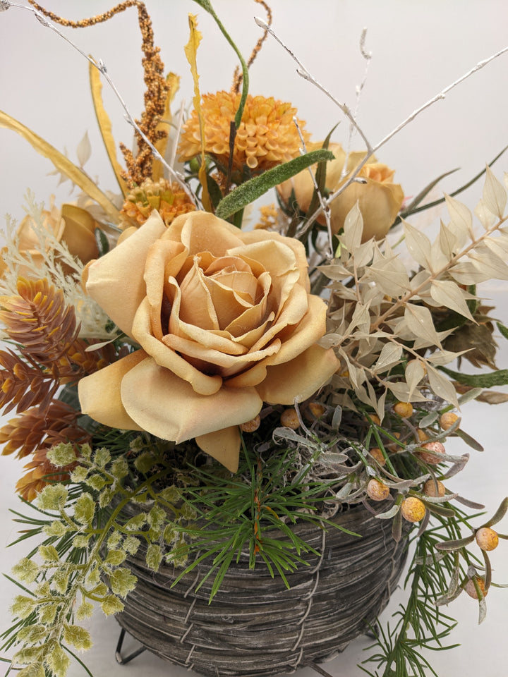 Sommergesteck Rosen Dahlie Beeren Haselnuss orange