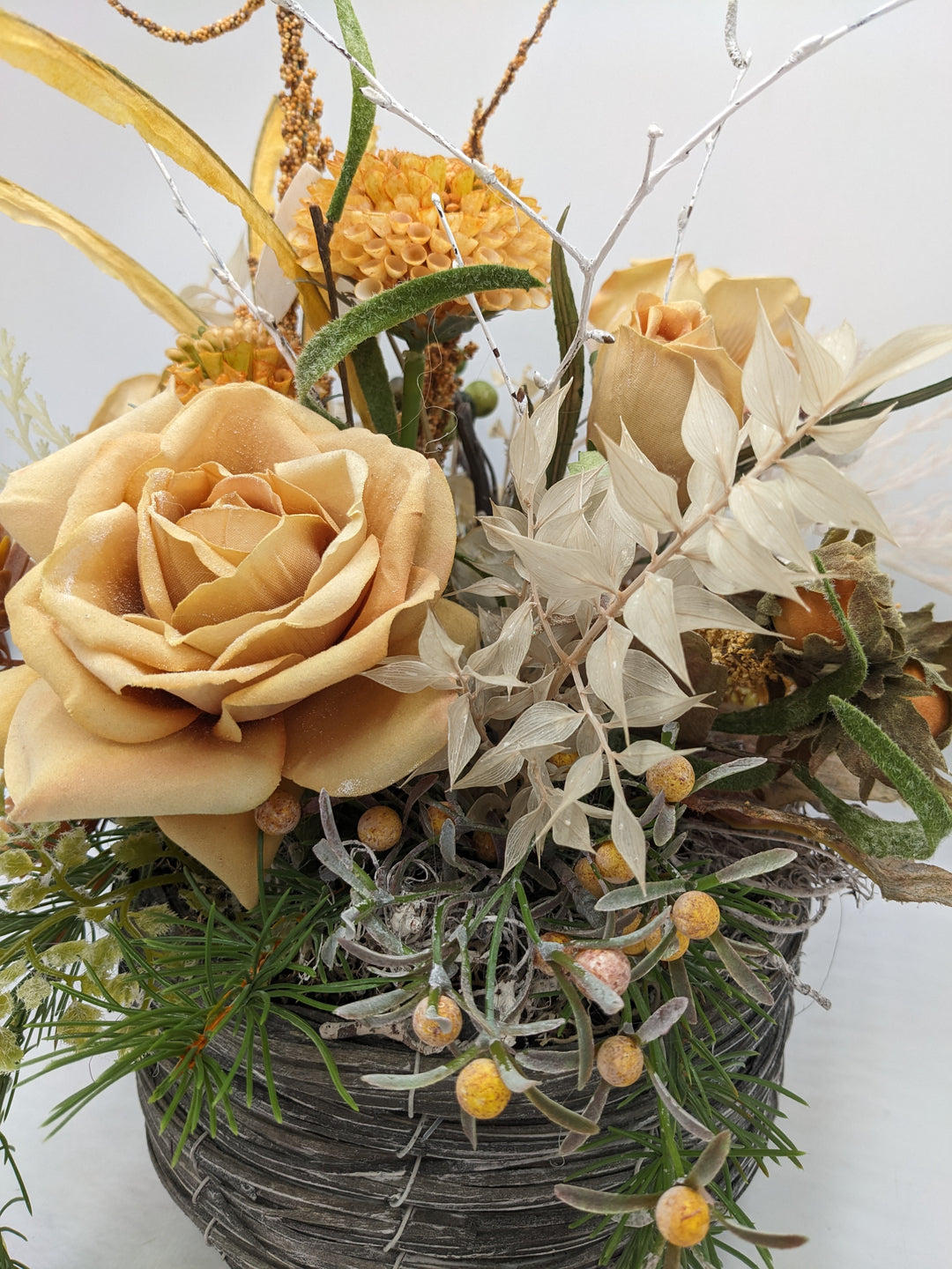 Sommergesteck Rosen Dahlie Beeren Haselnuss orange