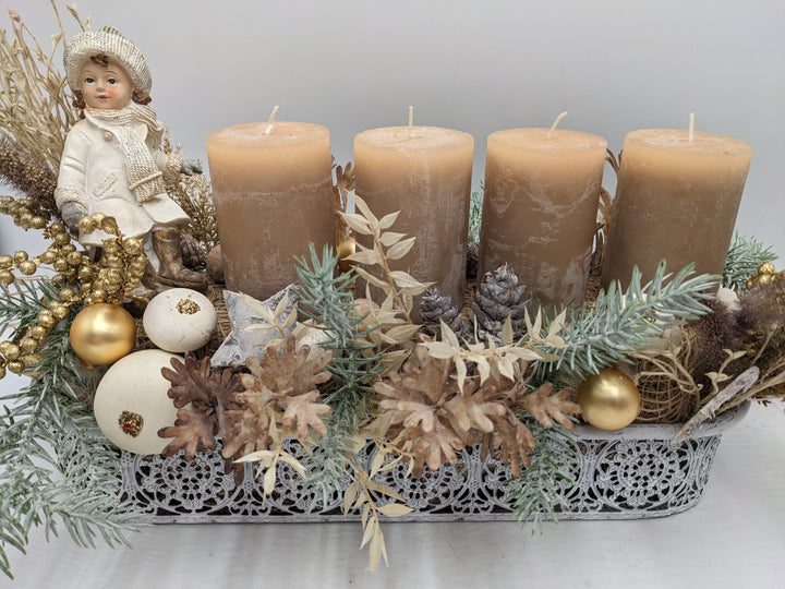 Adventsgesteck Mädchen Sterne gold creme