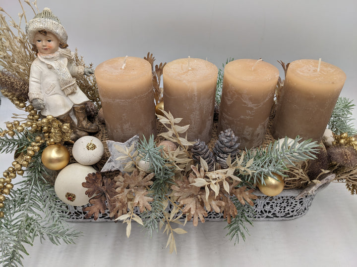 Adventsgesteck Mädchen Sterne gold creme
