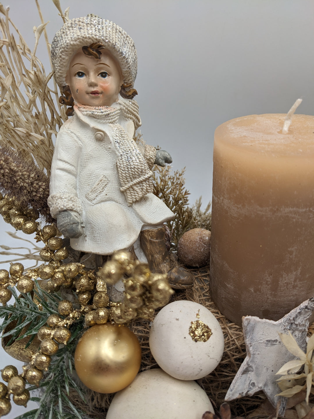 Adventsgesteck Mädchen Sterne gold creme
