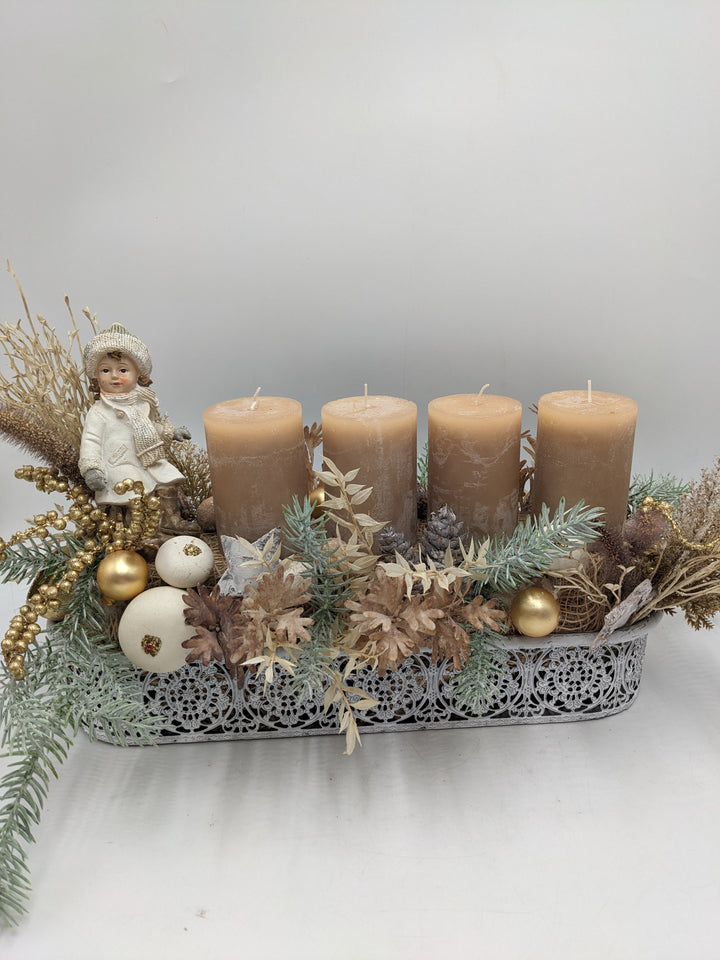 Adventsgesteck Mädchen Sterne gold creme