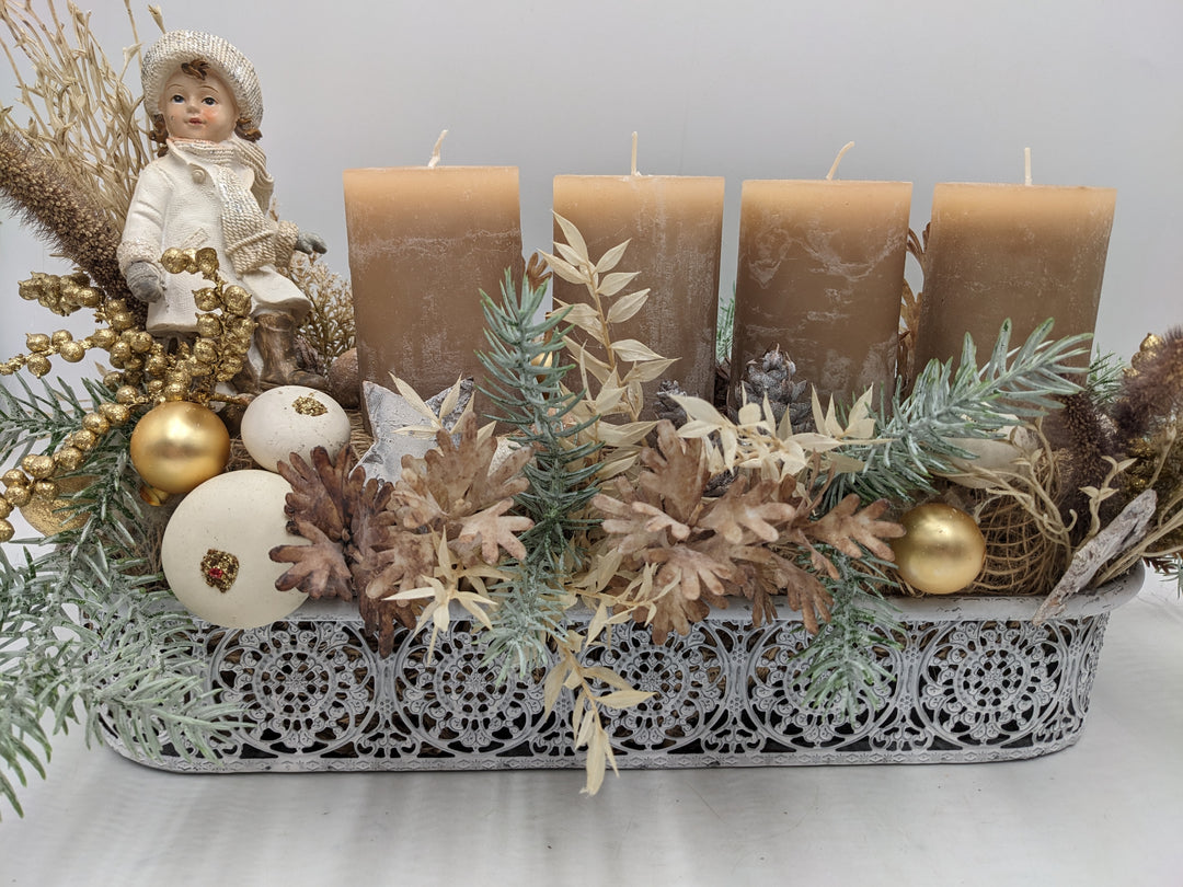 Adventsgesteck Mädchen Sterne gold creme