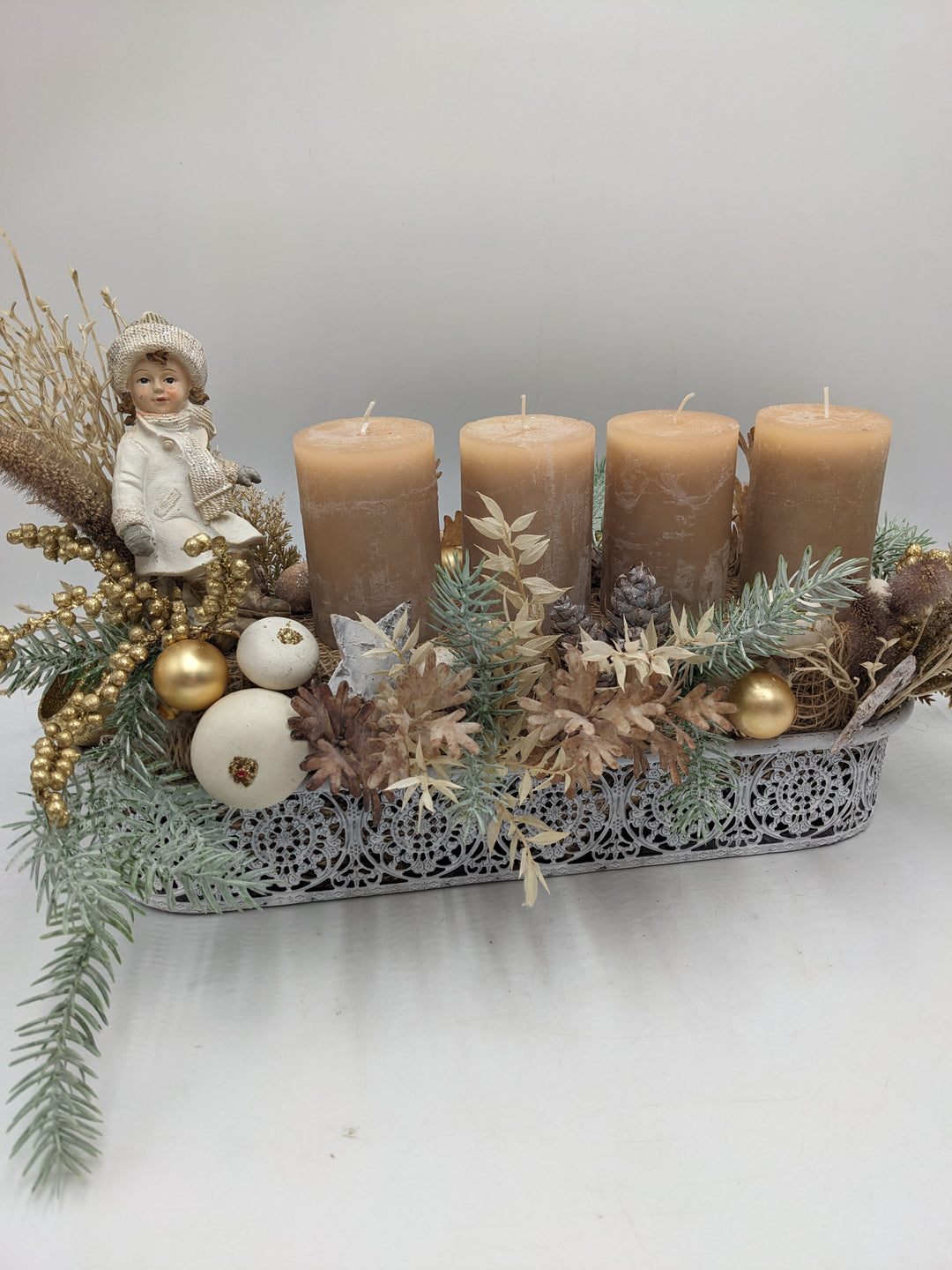 Adventsgesteck Mädchen Sterne gold creme