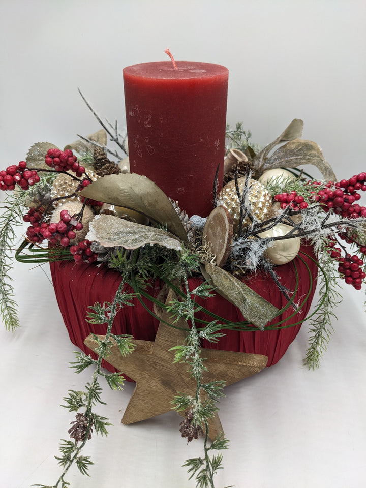 Wintergesteck Stern Beeren Zapfen rot creme