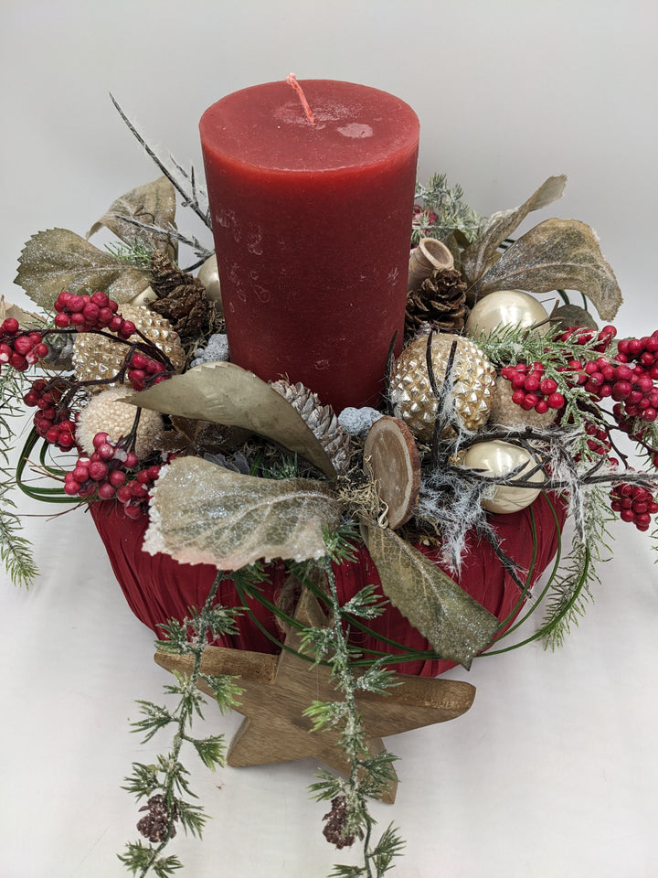 Wintergesteck Stern Beeren Zapfen rot creme