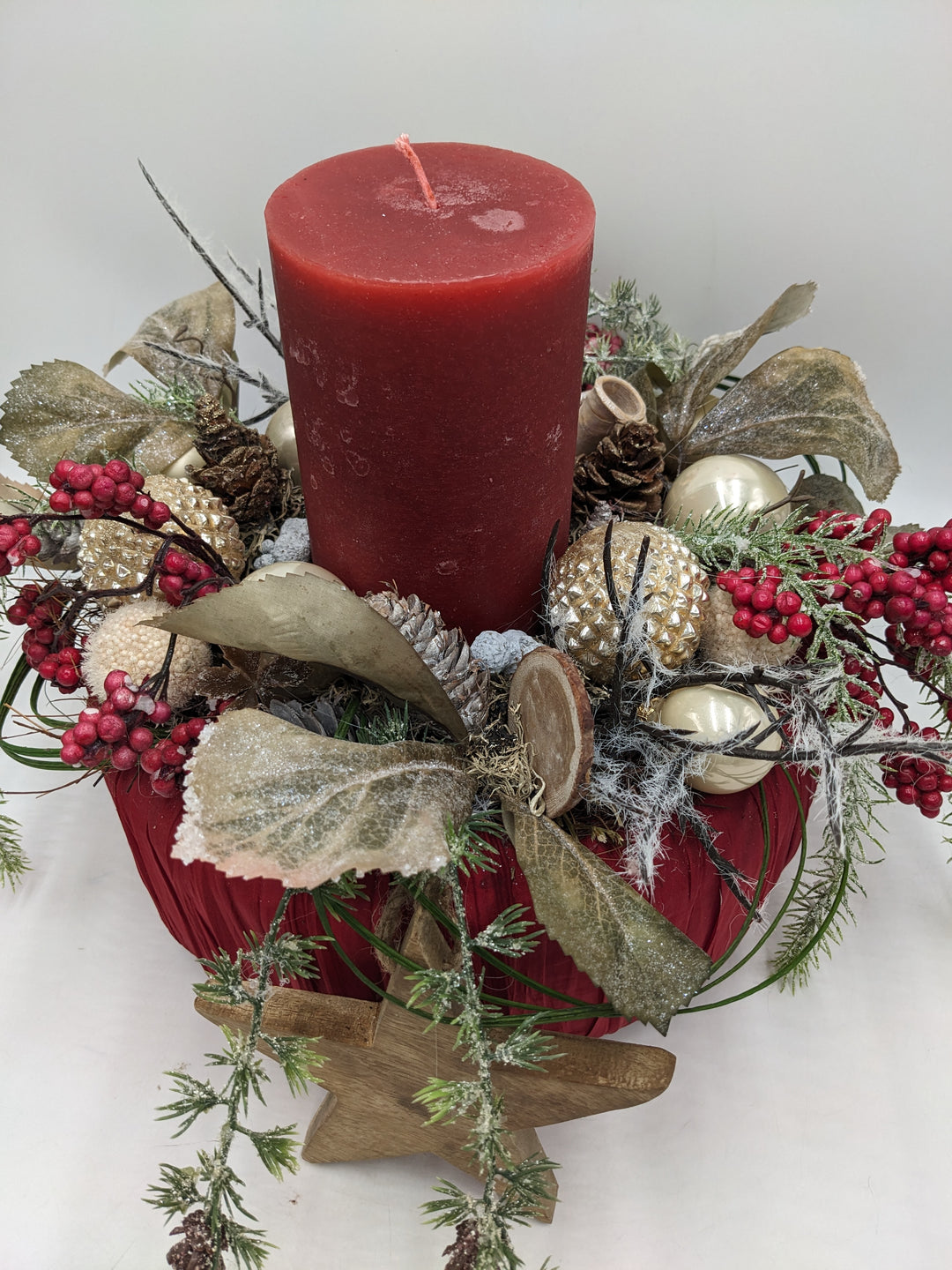 Wintergesteck Stern Beeren Zapfen rot creme