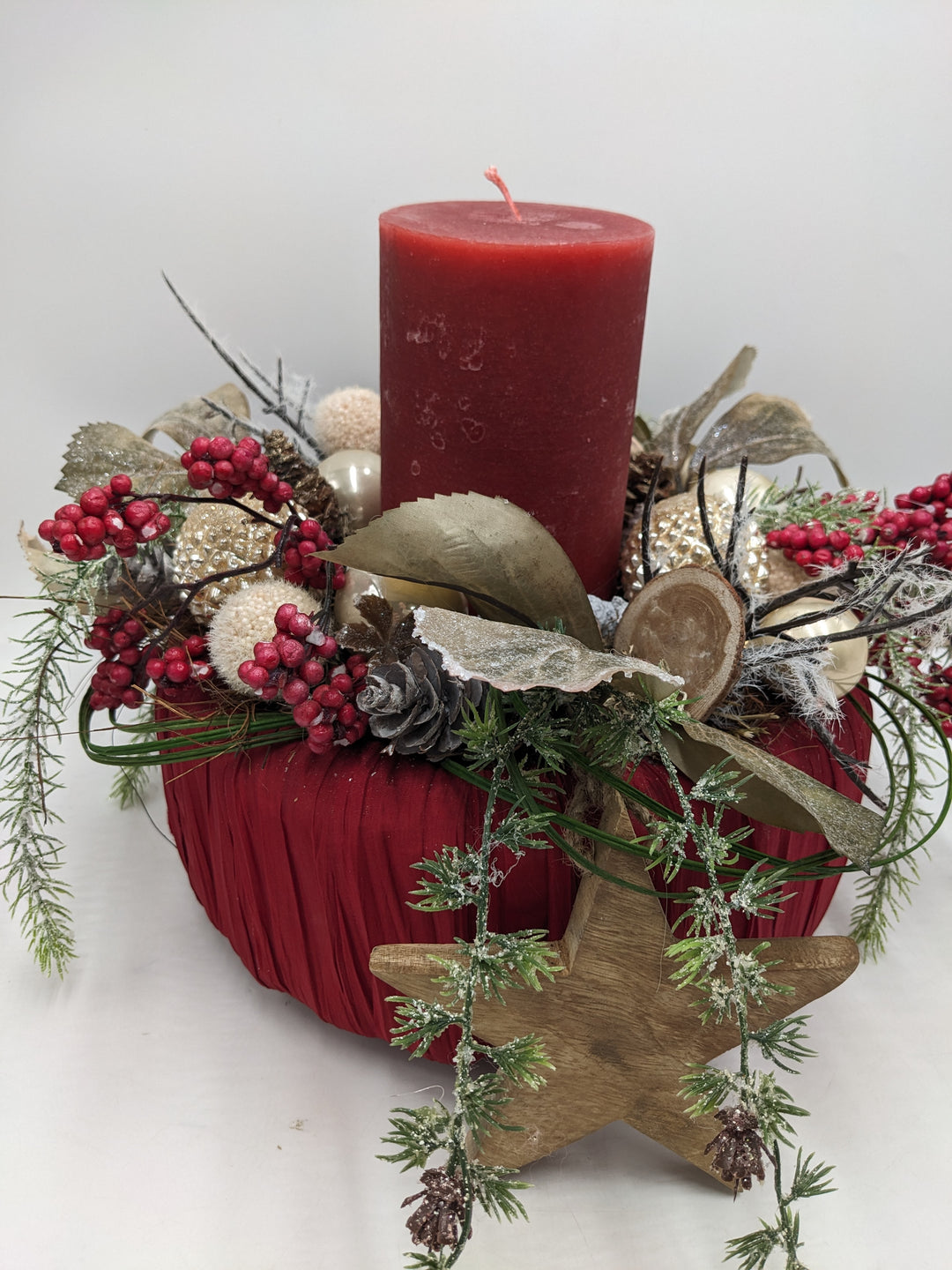 Wintergesteck Stern Beeren Zapfen rot creme