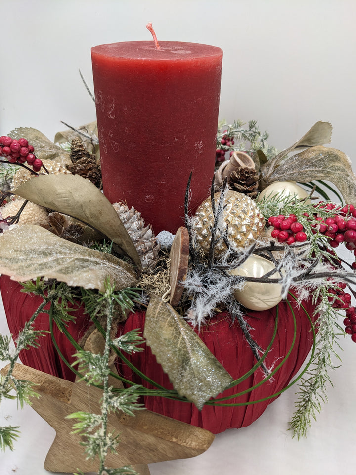 Wintergesteck Stern Beeren Zapfen rot creme