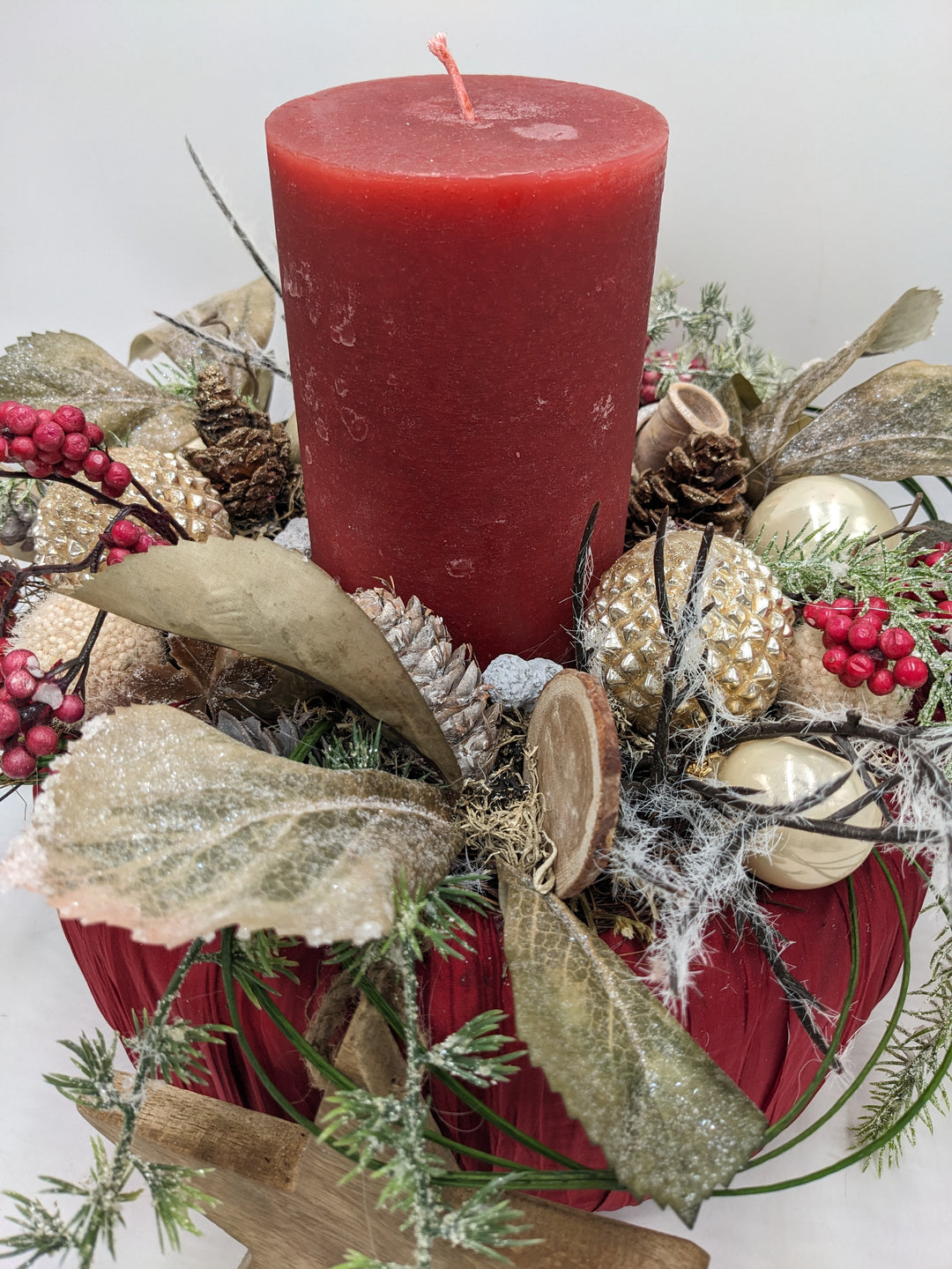 Wintergesteck Stern Beeren Zapfen rot creme