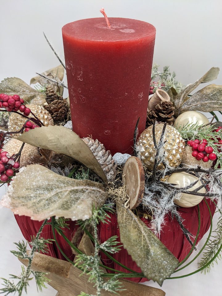 Wintergesteck Stern Beeren Zapfen rot creme