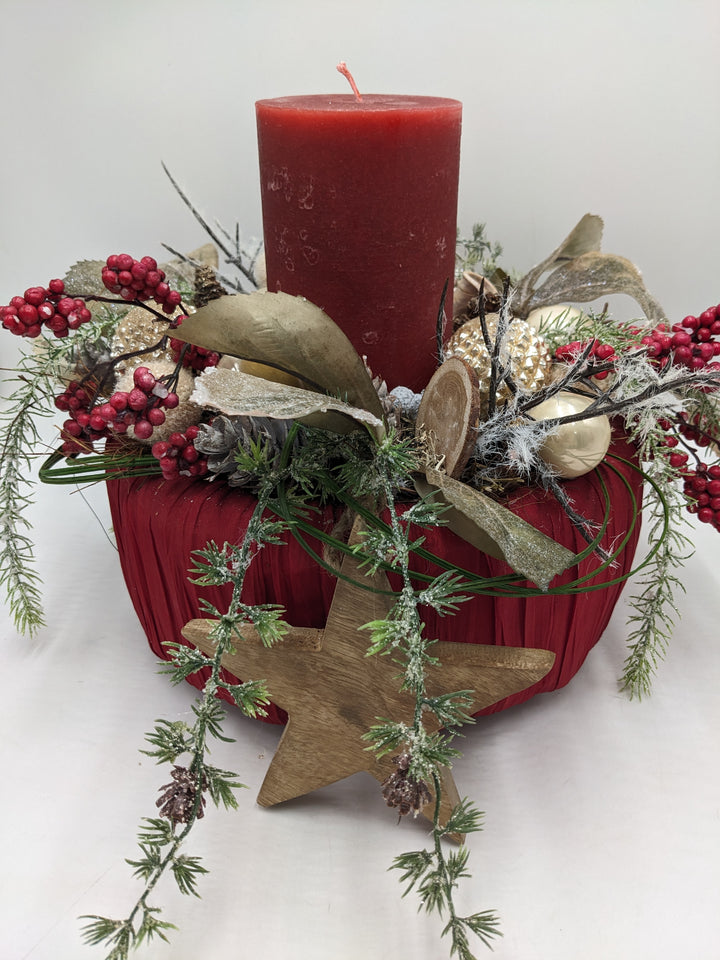 Wintergesteck Stern Beeren Zapfen rot creme